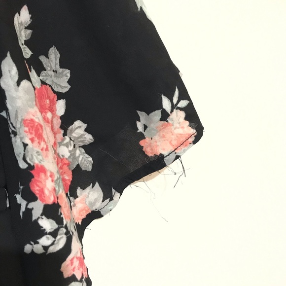 Torrid Floral Blouse Deep V Black Pink Size 1 - Picture 2 of 4